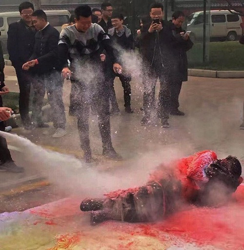 Mới đây ở Khúc Giang, Tây An, Thiểm Tây, Trung Quốc đã diễn ra một màn nháo động phòng gây xôn xao dư luận. Trong đó, chú rể Trung Quốc bị xé quần áo, trói lại bằng băng dính và phải chịu "khổ hình" trước khi vào động phòng. Theo phong tục địa phương, trước khi tân hôn, chú rể buộc phải trải qua những nghi thức được bạn bè và người thân và gia đình lên kế hoạch từ trước.