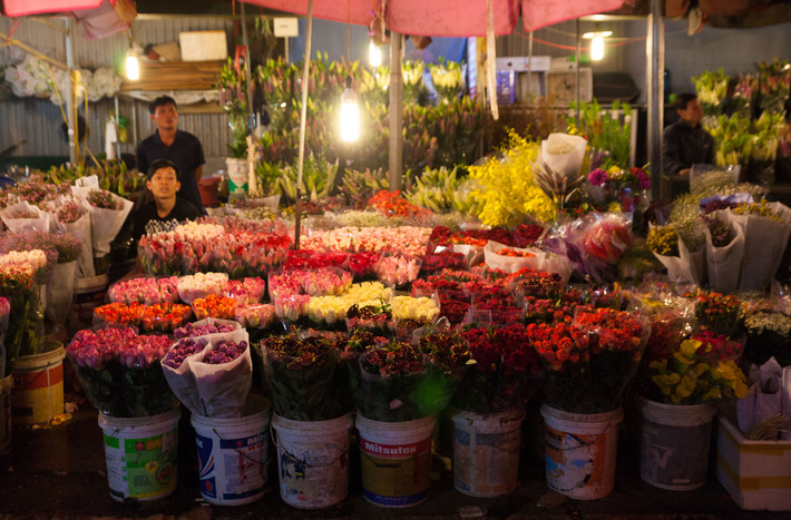 Làm việc mệt mỏi, vất vả, nhiều người bán hàng tỏ ra khó chịu khi có người quay phim, chụp ảnh tại quầy mà không mua hoa. Nhiều người thậm chí còn xua đuổi hoặc đòi tiền phí nếu như khách "đứng trước quầy quá lâu".