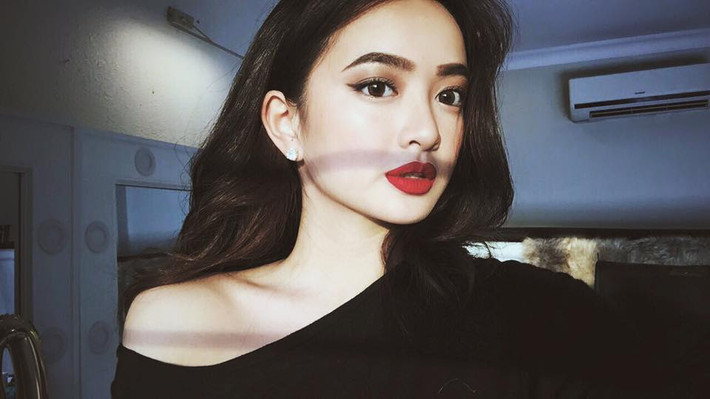 Kaity Nguyễn là hình ảnh chứng minh cho việc sở hữu mặt tròn cằm vuông không hề khiến bạn trở nên kém hấp dẫn và nổi bật. Thậm chí, hãy nhìn Kaity, bạn sẽ nhận ra cô nàng có thể biến hoá khéo léo và phù hợp với mọi kiểu trang điểm từ sắc sảo, quyến rũ cho đến nhẹ nhàng, trong sáng.