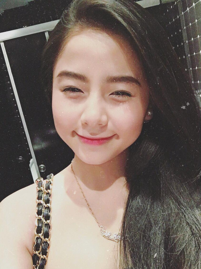 Không ít người e ngại những gương mặt tròn với một kiểu trang điểm sẽ dễ khiến bản thân trở nên nhàm chán so với những cô nàng V-line với nhiều kiểu trang điểm linh động. Tuy nhiên, có lẽ các nàng đã lo lắng quá nhiều rồi đấy. Các nàng có thể linh hoạt thay đổi tone màu chủ đạo cho gương mặt. Nhìn xem, nếu dễ nhàm chán thì sao bà mẹ một con Nam Thương có thể sở hữu được lượng fan đông đảo trên Facebook, đúng không nào?