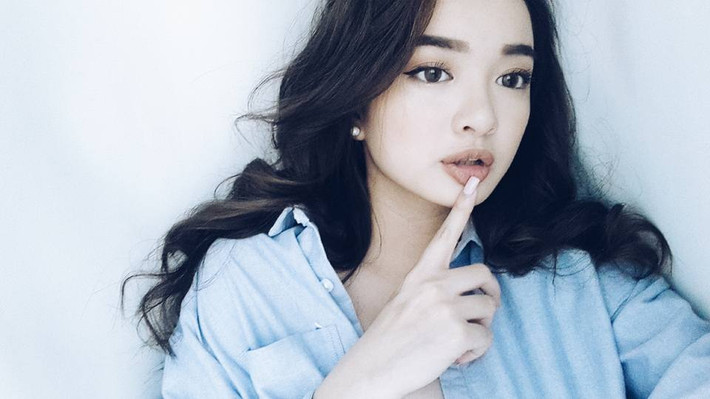Vậy nên, các cô nàng mặt tròn không có gì phải lo lắng và tự ti về gương mặt không được góc cạnh của mình cả. Mặt tròn có vẻ đẹp riêng của chúng và quan trọng là bản thân có biết cách tìm kiếm phong cách trang điểm phù hợp với vẻ đẹp ấy hay không.