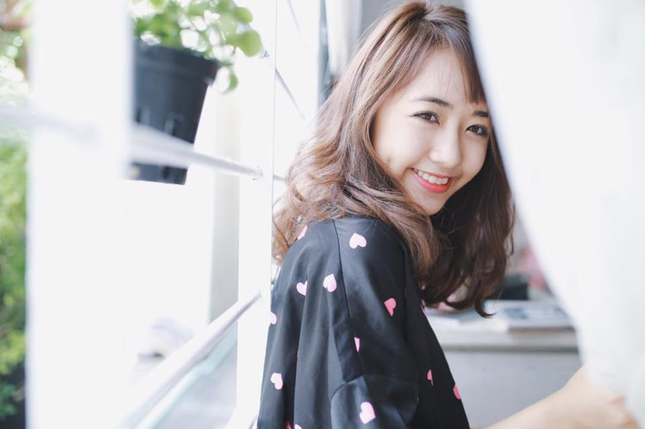 Nếu đang không vui, hãy vào tài khoản facebook của cô nàng này. Vì sao ư? Những bức ảnh với nụ cười toả nắng của Quỳnh Anh chắc chắn sẽ giúp bạn cảm thấy dễ chịu và thoải mái. Chính vì điều này mà cô nàng mới có biệt danh "vitamin vui vẻ" đấy! Điều khiến người ta ấn tượng với Quỳnh Anh ngay lần đầu nhìn thấy chính là gương mặt tròn trịa, đôi mắt to và hai gò má vô cùng bầu bĩnh và đáng yêu.
