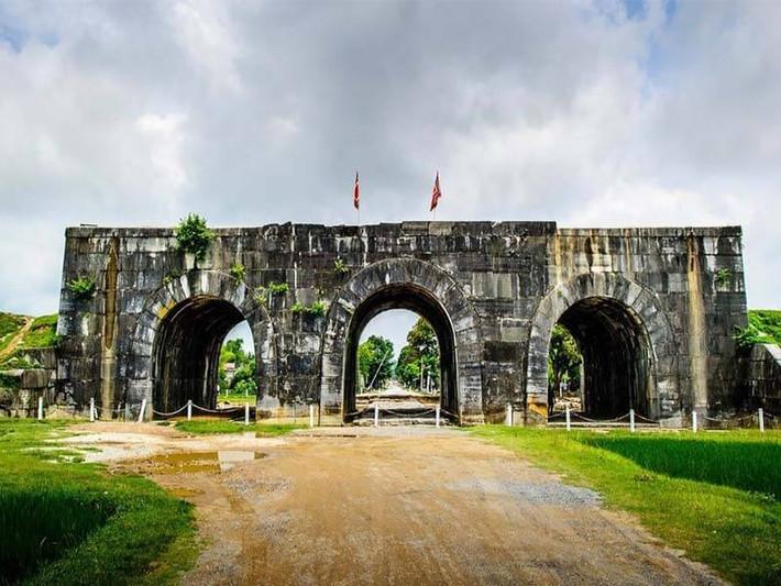Thành nhà Hồ được xây vào năm 1397 dưới triều Trần do quyền thần Hồ Quý Ly chỉ huy, người không lâu sau (1400) đó lập ra nhà Hồ. Thành này còn được gọi là Tây Đô hay Tây Giai.