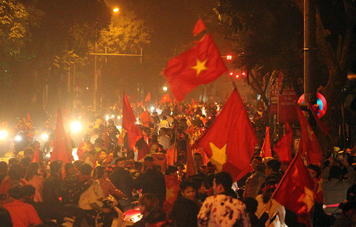 Khuya ngày 15/12 và rạng sáng ngày 16/12, hàng nghìn người hâm mộ đã đổ dồn xuống các tuyến đường phố Hà Nội ăn mừng sau khi đội tuyển Việt Nam giành chiếc cúp vô địch AFF Cup 2018.