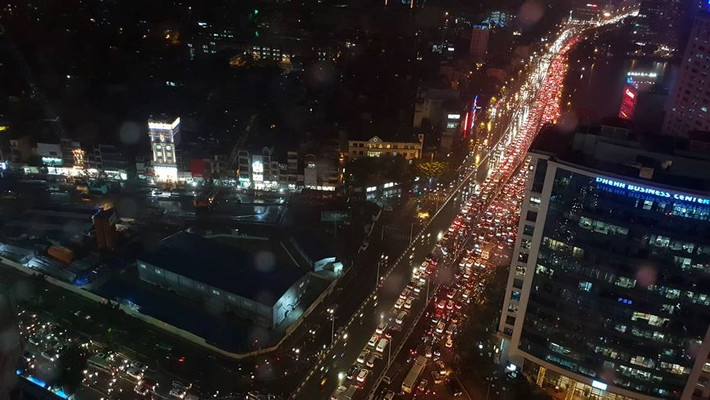 Ô tô, xe máy nhúc nhích từng mét trên đường Nguyễn Chí Thanh.