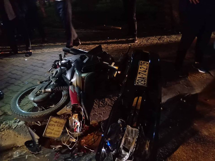 Tiếp đó, tài xế lùi ra phía sau và húc liên tiếp vào 3 xe máy khác và một chiếc taxi.