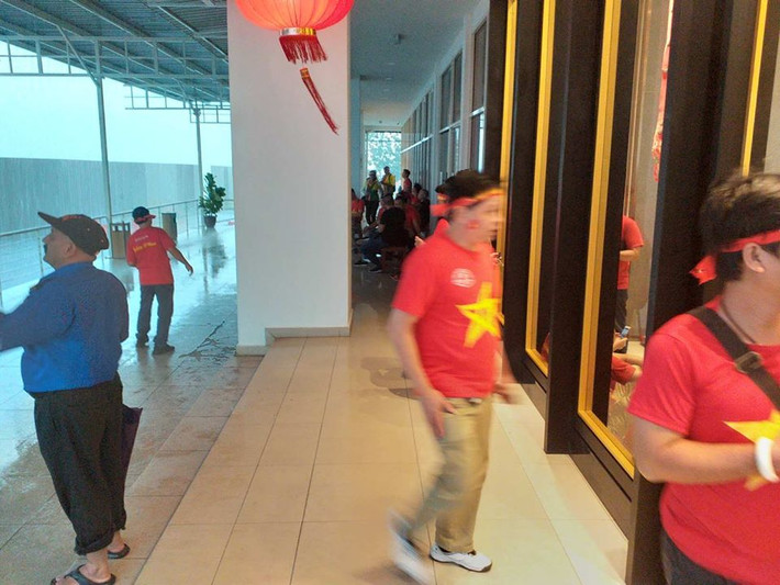 Mưa như trút nước ở Kuala Lumpur.