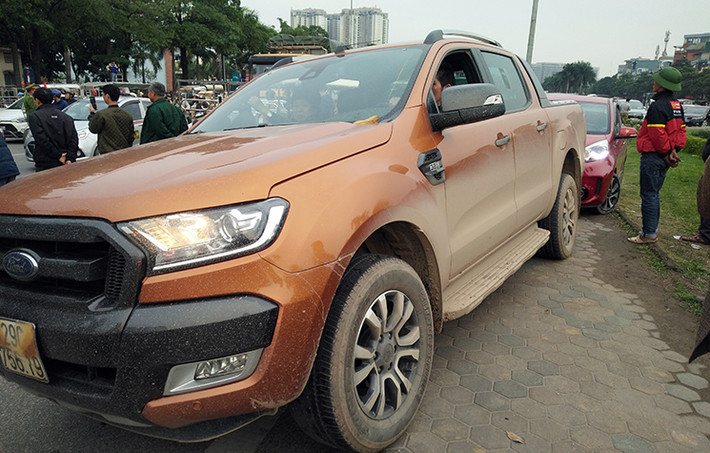 Tài xế phải lao cả lên vỉa hè để tìm lối đi.