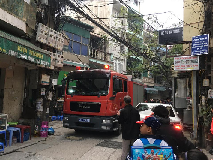 Ngay khi tiếp nhận tin báo, lực lượng PCCC&CNCH đã huy động nhiều xe chữa cháy cùng cán bộ chiến sĩ đến hiện trường dập lửa.