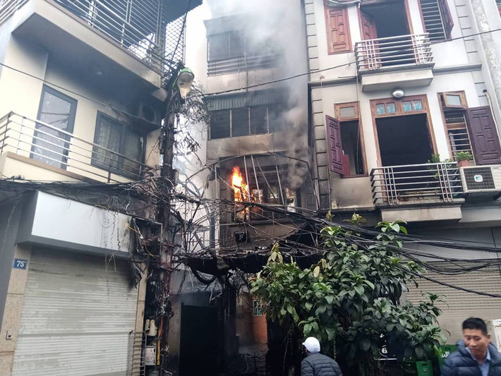 Đến hơn 17h cùng ngày, lực lượng chức năng vẫn đang tích cực dập lửa, ngăn hỏa hoạn lan sang các nhà khác.