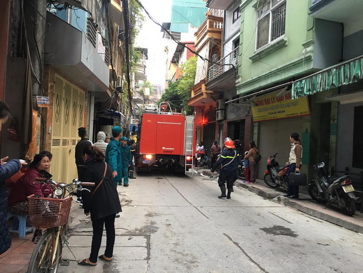Do vụ cháy xảy ra trong ngõ nhỏ nằm sâu trong khu dân cư nên việc chữa cháy gặp rất nhiều khó khăn.