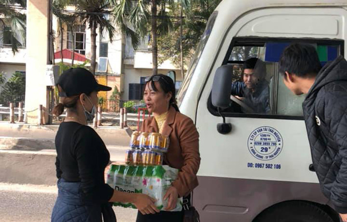 Tâm trạng của các tài xế rất hồ hởi vì thấy trạm BOT này xả trạm, không thu phí.
