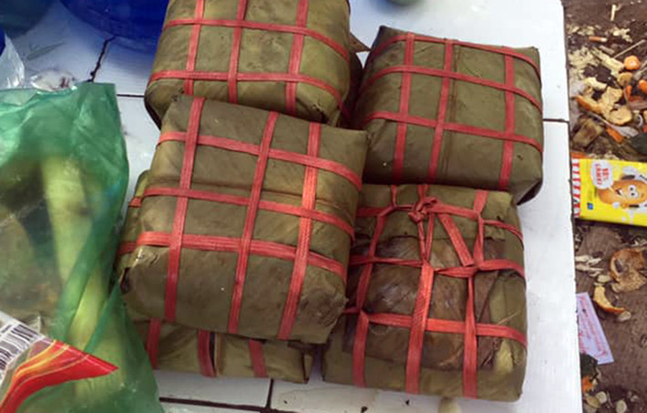 Những chiếc bánh chưng được cánh tài xế cung ứng đến khu vực trạm BOT Bắc Thăng Long - Nội Bài cho nhau.