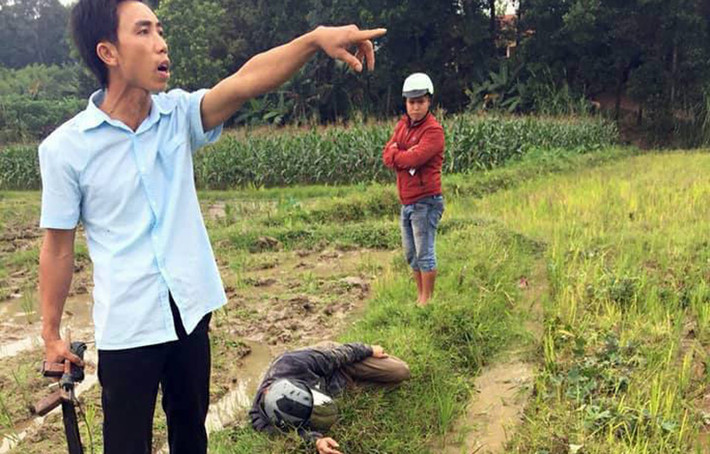 Một nhân chứng cho biết, thời điểm này, người dân phát hiện hai người đàn ông ngồi chung một xe máy biển số Hà Nội di chuyển trong đường làng và bế theo một con chó. Thấy vậy, người dân hô hoán nhưng hai người này vẫn phóng xe bỏ chạy.