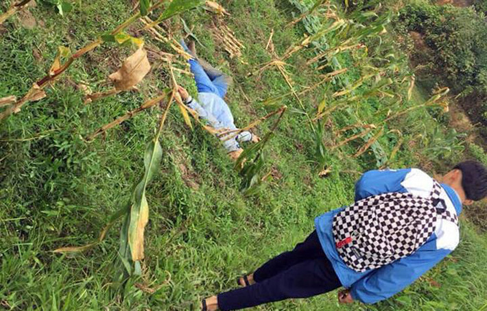 Nghi là hai đối tượng trộm chó, nên mọi người đuổi theo tới khu vực cánh đồng thuộc thôn Lương Đình, hai người đàn ông bỏ lại xe chạy ra phía ruộng và bị người dân vây đánh.