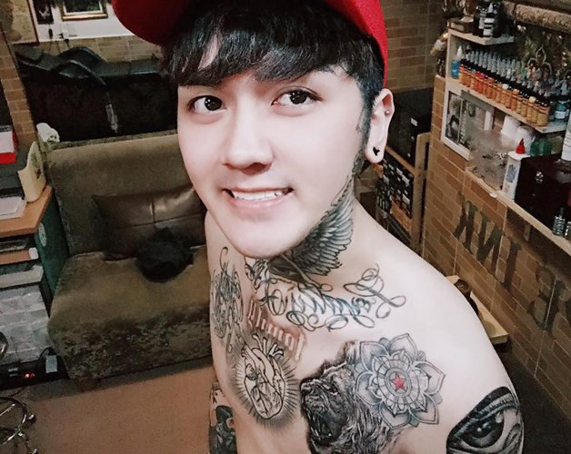 Từng có thời điểm, Bùi Tùng được cho là "đối thủ" của hot boy xăm trổ Lê Hoàng Anh. Thậm chí anh chàng này còn tự nhận mình có ngoại hình đẹp trai hơn "đối thủ" gấp 10 lần. Luôn có nhiều phát ngôn rất "dị" và thường được đưa ra vào những thời điểm rộ lên các nhân vật nổi tiếng gây bão cộng đồng mạng nên Bùi Tùng cũng bị không ít người cho rằng anh cũng không hề kém trong khoản sử dụng các chiêu trò để "nổi tiếng".