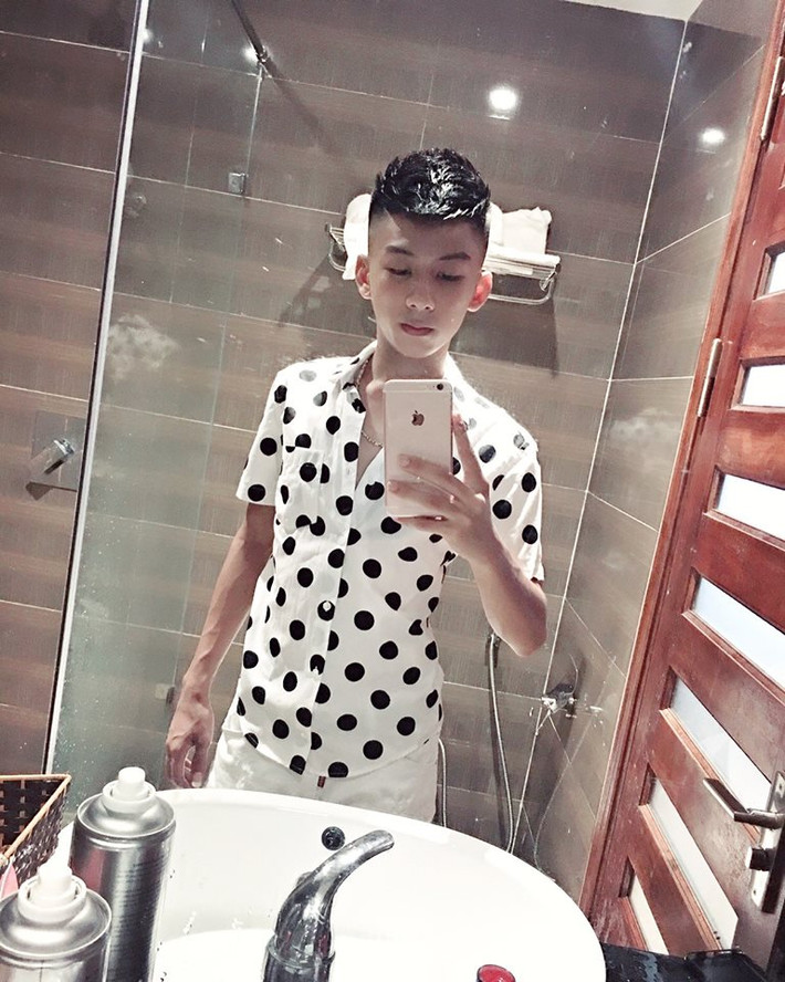 Không ít người lầm tưởng nhân vật chính trong clip là một công tử nhà giàu, tiêu tiền như nước và có cuộc sống thuộc đẳng cấp quý tộc. Chính vì thế danh tính và những thông tin cá nhân của chàng trai "rửa tiền trong bồn tắm" sau đó được dân mạng Việt ráo riết săn tìm. Dù chưa rõ danh tính thật của chàng trai này nhưng với hành động tắm tiền chẳng giống ai trong đoạn clip gây xôn xao, dân mạng vẫn có cái cớ để liên tục buông những lời chỉ trích, phê phán "thiếu gia" trẻ tuổi.