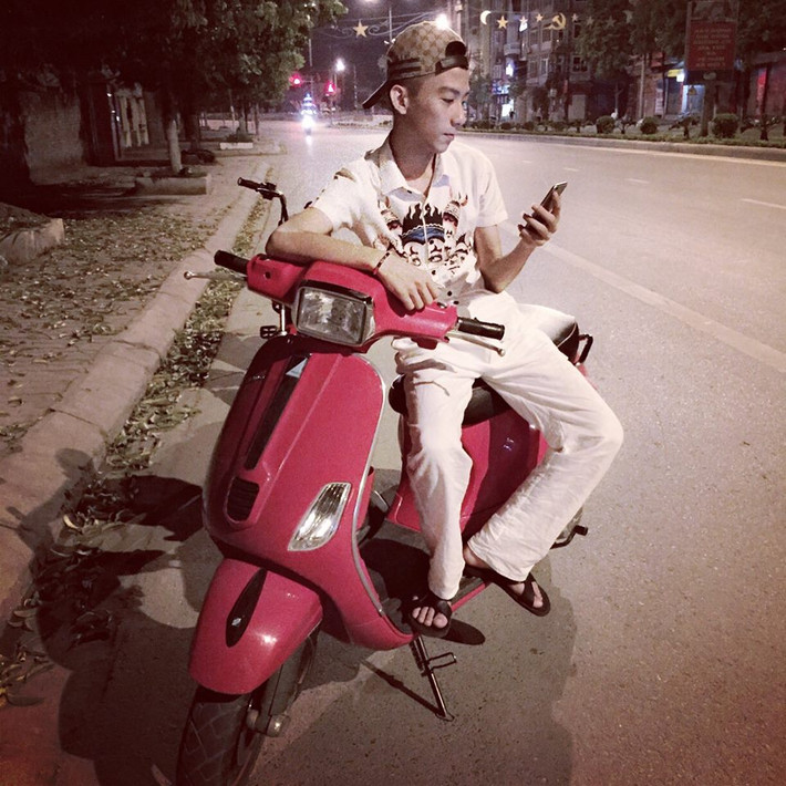 Sau vài ngày tìm kiếm, cuối cùng thông tin, danh tính của chàng thiếu gia tắm tiền cũng được phát hiện. Theo đó, anh chàng này tên là Quang Thanh, 18 tuổi hiện đang sinh sống và làm việc tại Hà Nội. Được biết, gia đình Quang Thanh có mở một salon xe hơi và bản thân cậu cũng đang làm việc tại đây. Nói về đoạn clip gây xôn xao cộng đồng mạng vài ngày qua, Quang Thanh khẳng định rằng cậu chỉ là một chàng thanh niên bình thường, không phải "thiếu gia" hay "công tử nhà giàu" như nhiều người đồn đoán.
