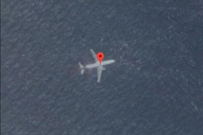 Tháng 3/2016: Scott C Waring, người tự nhận là một “thợ săn” UFO, cho biết ông có thể đã vô tình tìm thấy mảnh vỡ của MH370 khi đang săn lùng UFO. Trong lúc đang lùng sục quanh Mũi Hảo Vọng, một bán đảo Nam Phi, để tìm kiếm UFO cũ vào năm 2013, ông phát hiện một “cái bóng” dưới nước có hình dạng giống một chiếc máy bay.