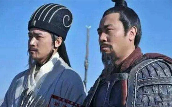 Bên cạnh đó, sự ganh đua giữa các thần tướng trong quân - thần của Lưu Bị đã góp phần làm giảm uy tín của Gia Cát Lượng.