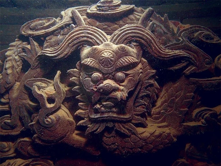 Shicheng lưu giữ nhiều tượng đá đẹp mắt mô phỏng nhiều động vật đa dạng, bao gồm sư tử, rồng, phượng hoàng, với nhiều chữ khắc có từ năm 1777. Các bức tường thành bằng đá có niên đại từ thế kỷ XVI. Thành phố được tuyên bố là di tích lịch sử nằm dưới sự bảo vệ của tỉnh Chiết Giang.