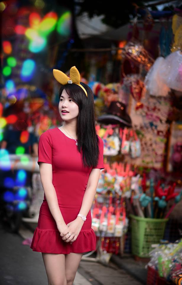 Gần tới dịp Trung Thu, Trần Phương Nhung, sinh viên năm cuối, hot girl Học viện Cảnh sát Nhân dân tranh thủ tới phố lồng đèn chụp ảnh lưu giữ kỷ niệm. Bộ ảnh do tay máy trẻ Chau Nguyen Jr thực hiện.