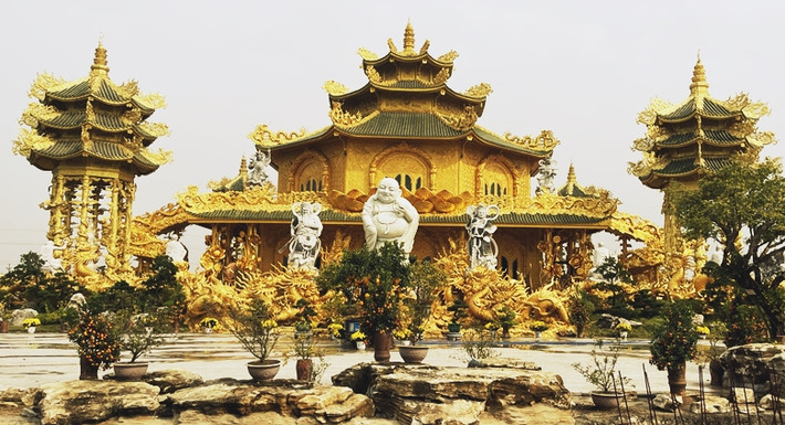 Ngôi chùa nằm trên vùng đất rộng khoảng 4ha, trồng nhiều cây và bày diễn trang trí đẹp mắt.