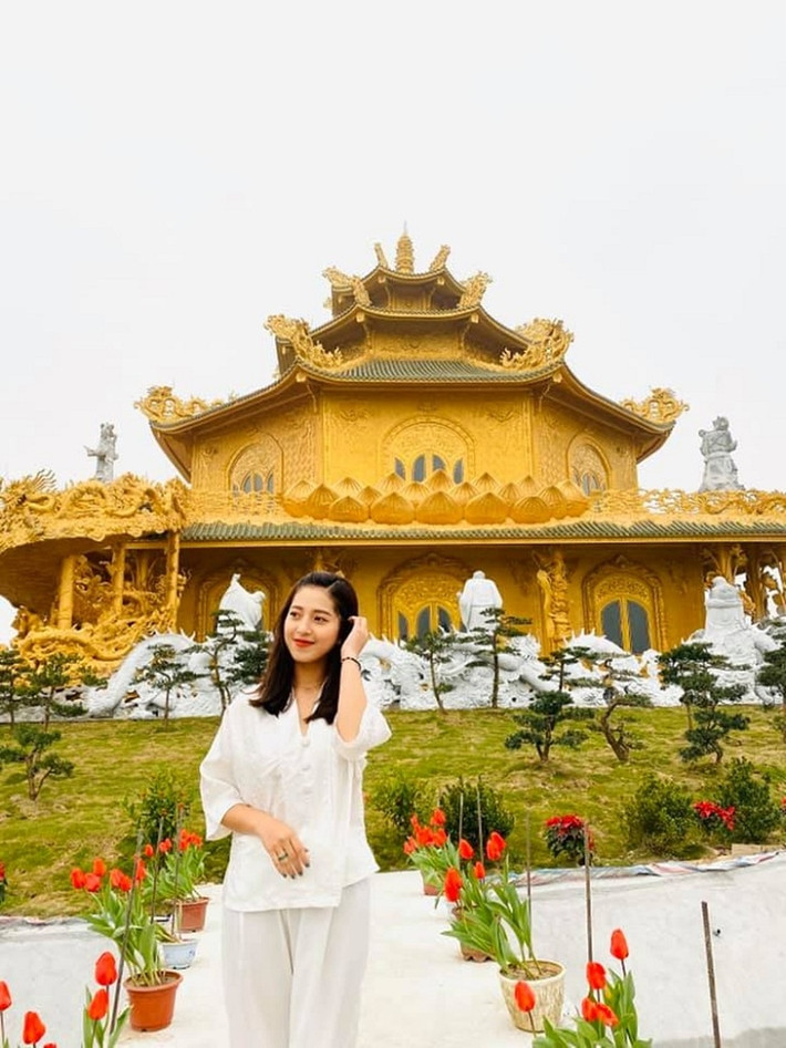 Du khách ghé chùa Phúc Lâm xiêu lòng trước kiến trúc bắt mắt và vẻ đẹp ở đây.