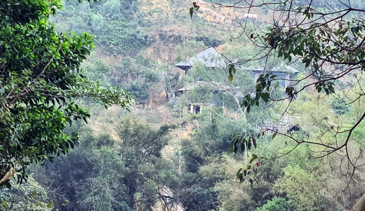 Sau đó, ông Chức chuyển nhượng cho bà Dương Thị Hoàng Yến ở Tương Mai (Hai Bà Trưng, Hà Nội). Sau khi mua lại thửa đất gần 4.800m2, bà Yến đã làm hồ sơ xin UBND huyện Lương Sơn (thời điểm xã Tiến Xuân còn thuộc huyện Lương Sơn, tỉnh Hòa Bình) được chuyển mục đích 400m2 đất trong số 4.800m2 thành đất ở, số còn lại vẫn giữ nguyên là đất trồng cây.