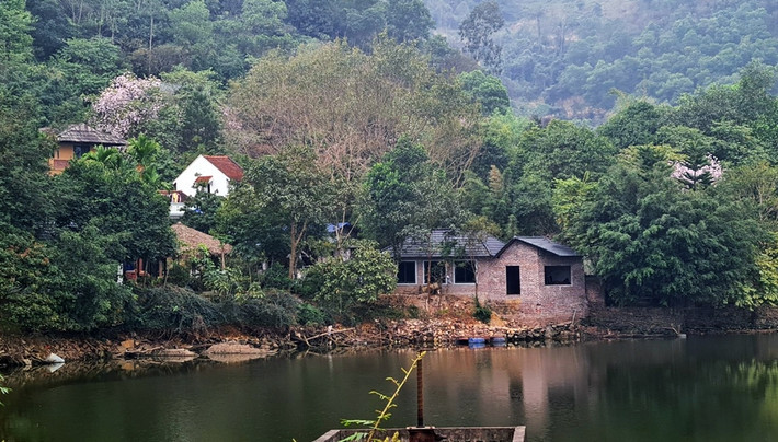 Người dân thôn 6 xã Tiến Xuân cho rằng, có sự khuất tất trong việc cho phép chuyển đổi 2.808m2 từ đất khai hoang trồng cây sang đất thổ cư, tiếp tay cho việc “phân lô, bán nền” lòng hồ Đá Dựng.