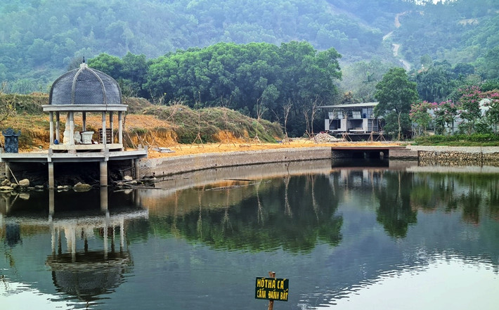 Người dân cho hay, gần đây hồ nước chuyển sang màu đen, bốc mùi khó chịu .