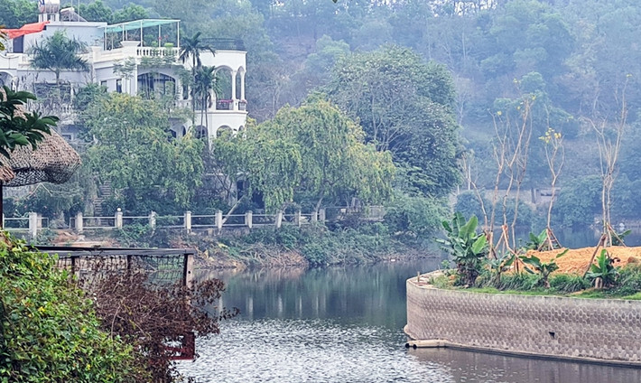 Tiếp đó, bà Yến đã chuyển nhượng ô đất trên cho bà Phạm Thu Hà (ở Hà Nội). Sau khi làm hồ sơ xin UBND huyện Thạch Thất chuyển mục đích sử dụng đất từ đất trồng cây lâu năm sang đất ở đối với diện tích là 1.808,3m2 và được chấp thuận, bà Hà đã tách thành 8 ô đất rồi tiếp tục chuyển nhượng cho nhiều người khác nhau.