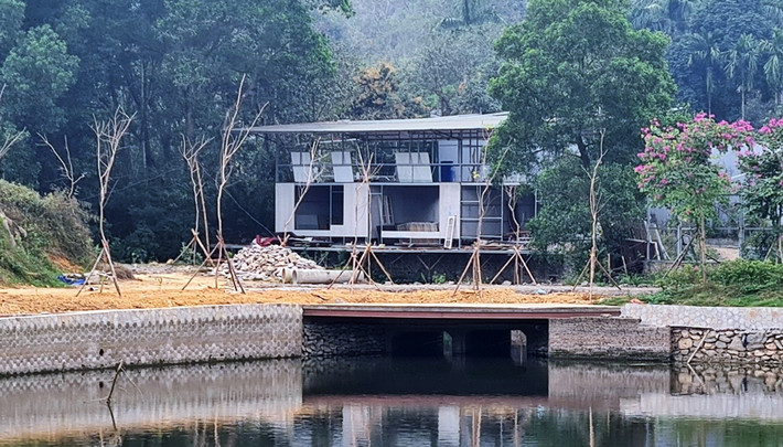 Báo Thanh Tra dẫn thông tin UBND xã Tiến Xuân cung cấp, đến thời điểm hiện tại, dải đất giữa lòng hồ Đá Dựng đã được "hợp thức hóa", chuyển đổi 2.808m2 sang đất ở, còn lại là đất trồng cây và đã được chia thành 8 ô đất khác nhau. Trong đó, 6 ô đất diện tích trung bình có 400m2 đất thổ cư còn lại là đất vườn trồng cây, 2 ô đất diện tích trung bình có 200m2 đất thổ cư còn lại là đất vườn trồng cây.