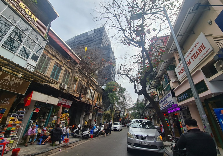 Chiều cao của công trình số 40 Nguyễn Siêu vượt trội hơn hẳn so các công trình trong cùng tuyến phố.