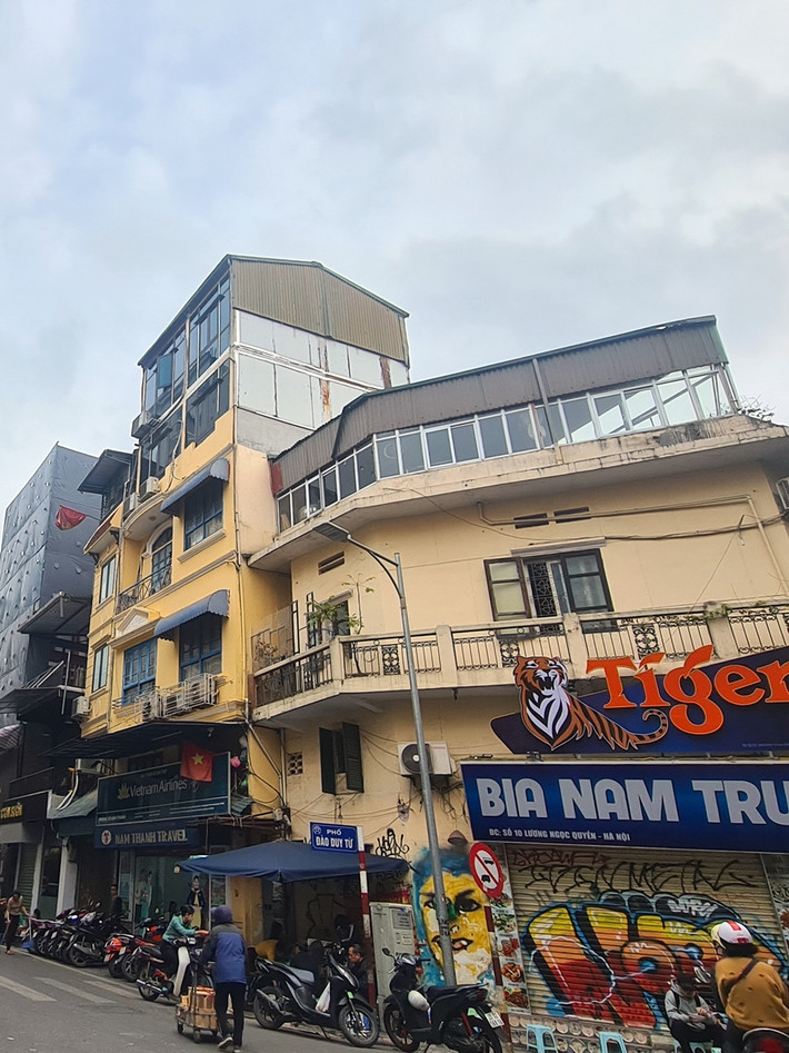 Tương tự, dọc phố Đào Duy Từ (phường Hàng Buồm), cũng xuất hiện nhiều công trình cơi nới thêm tầng. Các tầng cơi nới thường làm bằng khung sắt và những tấm kính, tôn.