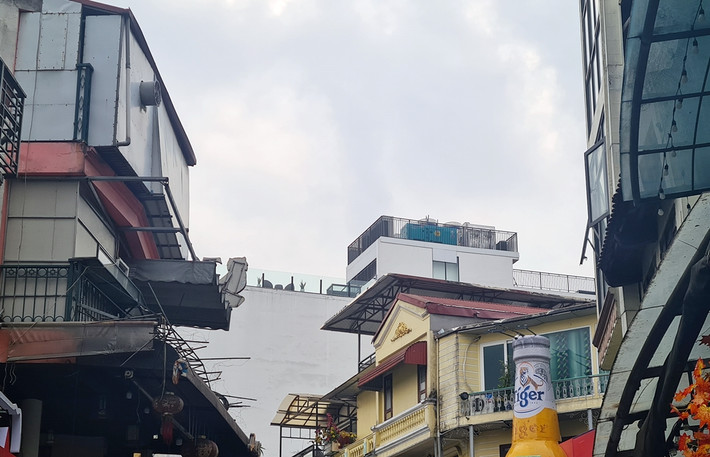 Theo ghi nhận của phóng viên, dọc phố Lương Ngọc Quyến (phường Hàng Buồm) xuất hiện hàng loạt ngôi nhà cũ ngang nhiên được gia chủ cơi nới thêm tầng. Nổi bật hơn, là công trình số 21 Lương Ngọc Quyến mới được xây dựng cao lên tới tận 7 tầng, mật độ gần như chiếm toàn bộ diện tích.