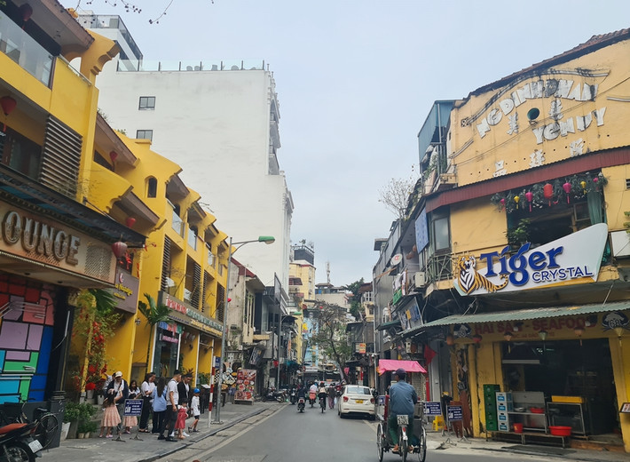 Tuy nhiên, người dân phản ánh, tại nhiều tuyến phố cổ thuộc địa bàn phường Hàng Buồm (quận Hoàn Kiếm, TP Hà Nội), thời gian gần đây liên tục xuất hiện các công trình xây dựng, cải tạo có dấu hiệu vi phạm trật tự xây dựng (TTXD), vươn tầng cao so với quy định, hoặc cơi nới thêm tầng nhằm tăng diện tích sử dụng.