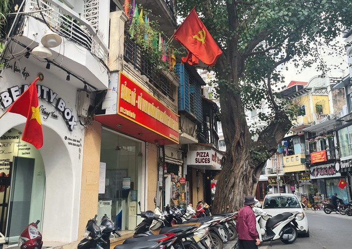 Dù đã có quy định cụ thể nhưng không hiểu vì sao trên thực tế, nhiều tuyến phố nằm trong Quy chế quản lý quy hoạch - kiến trúc khu phố cổ thuộc phường Hàng Buồm vẫn xuất hiện nhiều công trình xây dựng, cải tạo có dấu hiệu vi phạm TTXD nghiêm trọng về chiều cao, mật độ, tum biến tướng, thay đổi kết cấu công trình, gia tăng công năng sử dụng...?