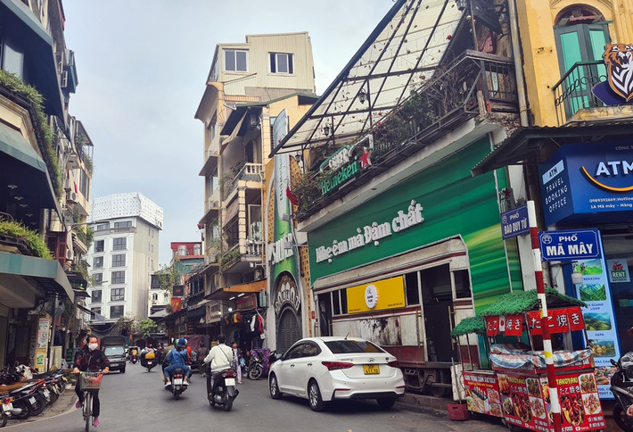 Nhìn từ xa, một ngôi nhà cũ khác nằm trên phố Đào Duy Từ cũng đã được cơi nới thêm tầng, cao nổi bật hoàn toàn so với những ngôi nhà khác.