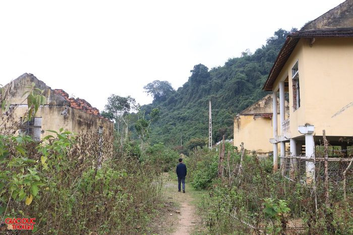 Người dân cho biết năm 2010, sau trận mưa lớn, một tảng đá lớn nằm trên đỉnh đồi đã lăn xuống Khe Ò, rơi trúng nhà một hộ dân. May mắn, sự việc không gây thiệt hại về người. (Ảnh: Giáo dục&Thời đại).