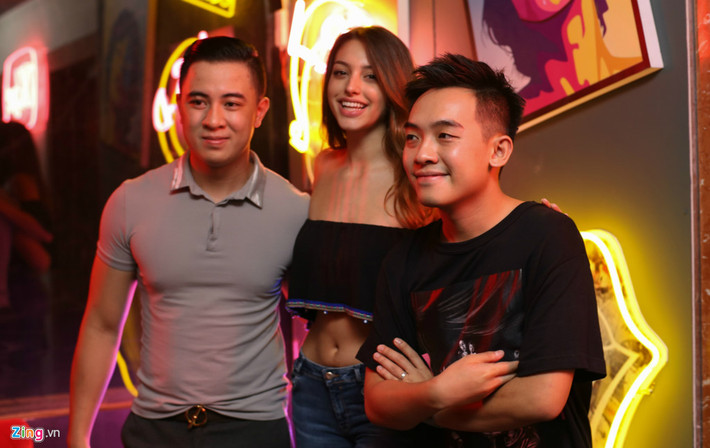 Sau khi tới Việt Nam vào trưa 28/4, tham gia một số hoạt động truyền thông, Celine Farach có buổi tối vui vẻ trong một quán bar ở Sài Gòn.