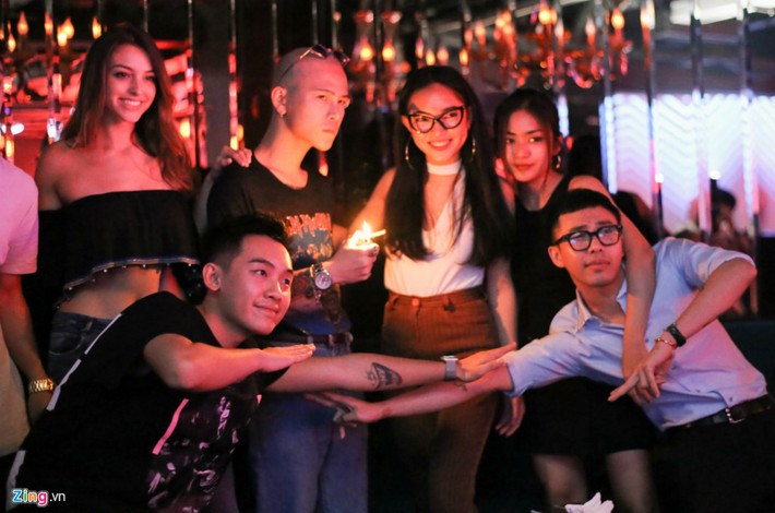 Tại đây, hot girl Mỹ được dàn hot teen Việt chào đón nồng nhiệt.