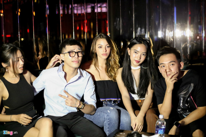 Celine xinh đẹp, nổi bật khi tạo dáng chụp hình cùng Phở Đặc Biệt, Châu Bùi, stylist Hoàng Ku và Nga Wendy.