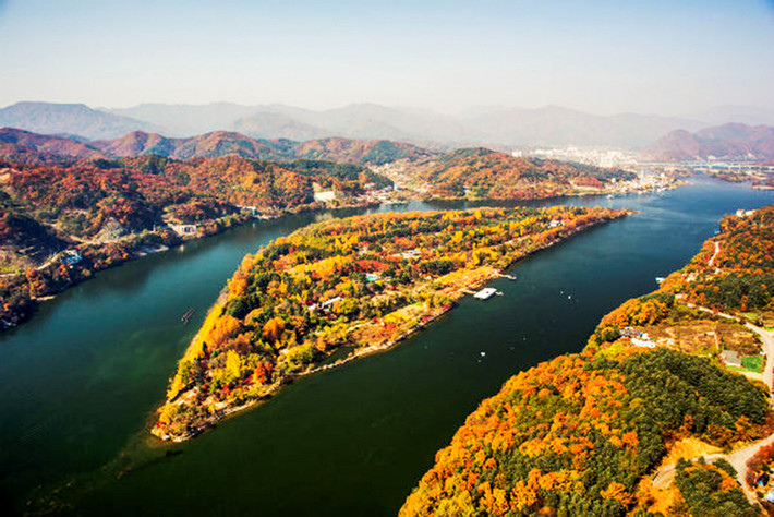 Để đến Nami, bạn nên xuất phát từ Seoul, vì Nami cách Seoul chỉ khoảng 90 phút, thích hợp đi trong ngày. Nếu sử dụng phương tiện công cộng thông thường, chuyến đi sẽ bất tiện hơn một chút vì thời gian di chuyển có thể kéo dài tới 2 tiếng hoặc hơn. Do đó, tốt hơn hết là sử dụng shuttle bus (bus con thoi) hoặc đi theo tour. Ảnh: Naminara.