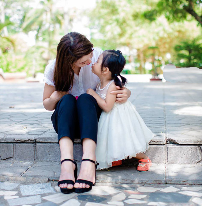 Duy có anh chàng này, mở đầu rất đỗi tự nhiên mà lãng mạn: “Mắt đẹp thế!”. Phượng bị ấn tượng nên đáp lại. Khi biết người đó hơn mình 6 tuổi, cô trêu đùa gọi “chú” và cách xưng hô ấy vẫn duy trì cho đến giờ. “Lần đầu gặp nhau, mình chẳng ấn tượng gì với chú. Nhìn chú gầy gầy, ăn mặc đúng gu thời cha chú, nét mặt thì cũng được đấy nhưng cách ăn mặc khiến chú “vừa già vừa xấu”, Phượng vui vẻ kể.
