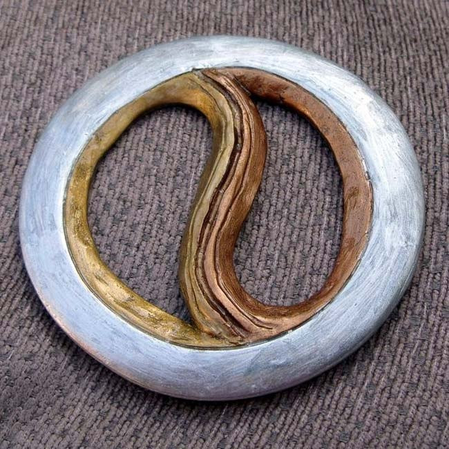 Chakram – Vòng tròn tử thần: Chakram là vũ khí cổ xưa có nguồn gốc từ Ấn Độ. Về bản chất, đây là một loại vũ khí ném có hình tròn. Bản thân chữ Chakram cũng có nghĩa là "vòng tròn".