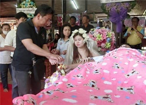 Khi đang mơ về một gia đình hạnh phúc, những đứa con thơ… số phận nghiệt ngã đã cướp đi mạng sống của Fiat Nawapan khiến cho Nan Thippharat như rơi xuống tận cùng của đau khổ. Quá thương tiếc người yêu và cũng là chồng sắp cưới, Nan Thippharat đã quyết định mặc váy cưới trong đám tang của Fiat.