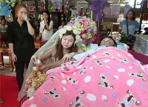 Được biết, hình ảnh cô dâu mặc váy cưới trong đám tang là kết cục buồn trong câu chuyện của chàng trai người Thái Lan tên Fiat Nawapan và cô người yêu tên Nan Thippharat. Trải qua nhiều khó khăn mới đi đến quyết định kết hôn, nhưng trước ngày cưới chưa lâu, Fiat Nawapan bị đột tử khiến người thân, đặc biệt cô vợ sắp cưới sốc nặng.