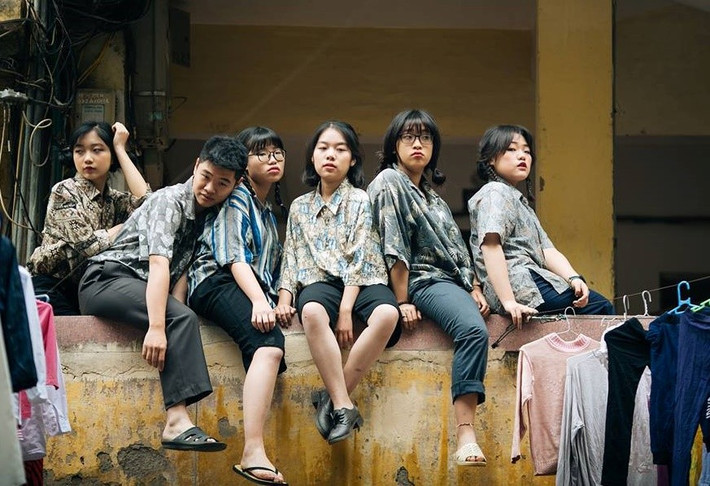 Bộ ảnh kỷ yếu được thực hiện trong một ngày, tại khu tập thể Vọng Hà cũ, Hà Nội. 50 học sinh lớp 12D1 đã tốn không ít công sức để có thể tái hiện thời cắp sách đến trường ở những năm bao cấp.