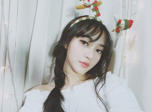 Tuy sở hữu nhan sắc và tài năng hơn người nhưng Indah Kusuma không hề kiêu căng. Dù là ở bệnh viện, khi lên sân khấu hay trong cuộc sống đời thường, nữ bác sĩ sinh năm 1994 vẫn rất thân thiện, hòa đồng với mọi người. Những người thường xuyên tiếp xúc với Indah Kusuma cho biết, cô gái này rất giàu năng lượng, có thể truyền cảm hứng cho những người xung quanh.